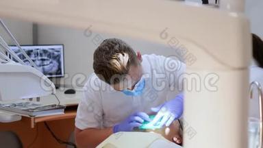 医生戴着医用手套在牙科医生办公室工作，`配备了现代化的仪器